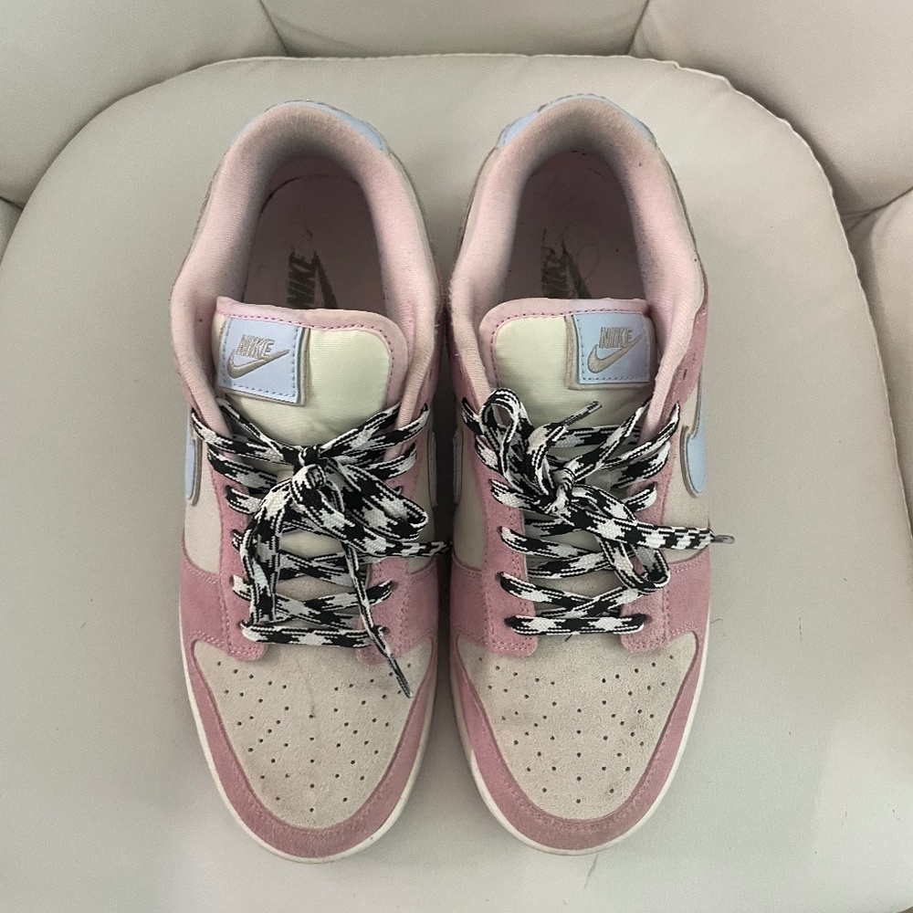 "Pink Foam" Suedes Coat The Nike Dunk Low LX Women's Sneaker